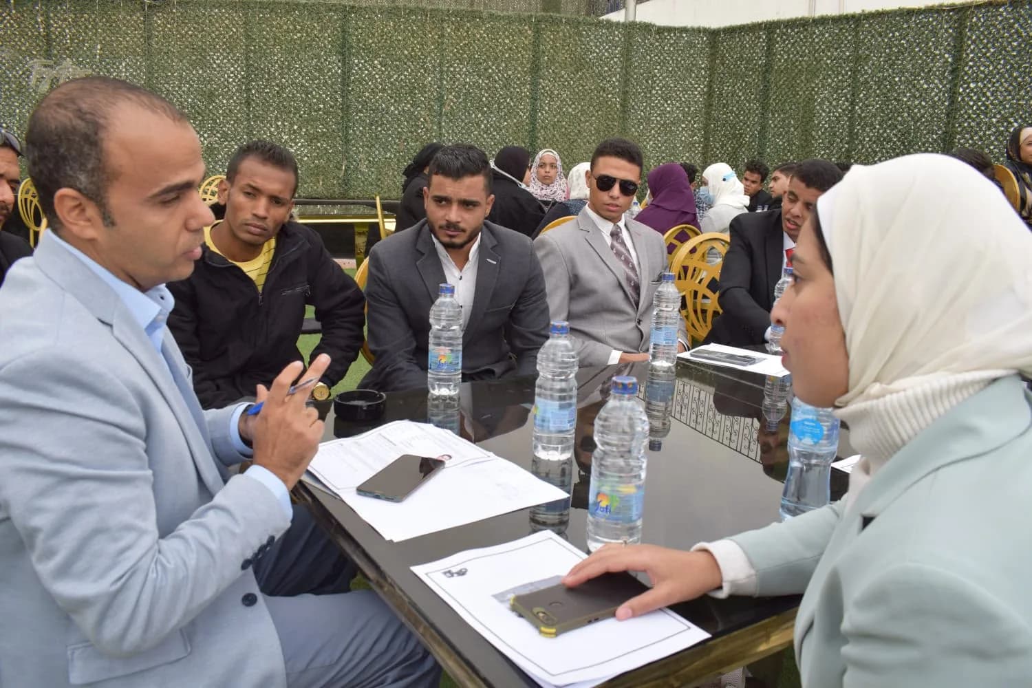 مساعدة الخريجين على العمل — 9